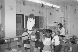 La mascotte,Jhaton, à l’école Boréale avec les élèves à Lebel-sur-Quévillon