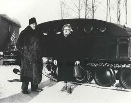 Antoine Dubuc et sa femme devant une autoneige.