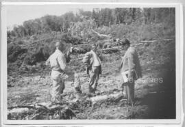 Nelson Bidgood (à gauche) en 1955-1956 lors de l’examen du site avant la construction du chevalem...