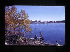 Enfants au lac Doré avec mine Copper Rand derrière à l’automne