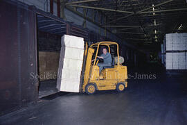 Travailleur à l’intérieur de l’usine Domtar à Lebel-sur-Quévillon