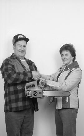 Deux personnes avec une scie mécanique lors d’un festival de bûcheron à Lebel-sur-Quévillon