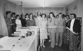 Groupe de personnes pour l’inauguration de la bibliothèque municipale de Lebel-sur-Quévillon.