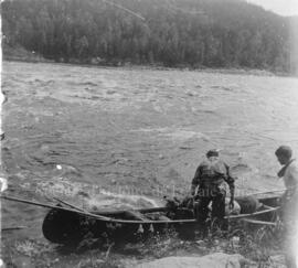 2 hommes, un canot et des rapides [descente pour un portage ?]