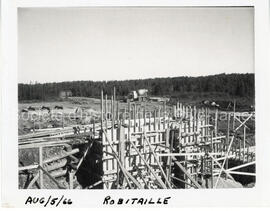 Construction du puits Robitaille. (05 août 1966)