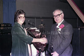 M. Poirier recevant un présent à l’occasion de son départ de Lebel-sur-Quévillon