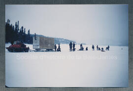L’équipe géophysique de la mine Campbell sur le lac Chibougamau près de l’île Portage en 1957.