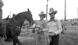 Deux personnes avec un cheval lors du Festival Western de Lebel-sur-Quévillon