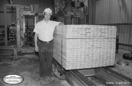 Un homme à l’intérieur de la scierie Domtar à Lebel-sur-Quévillon