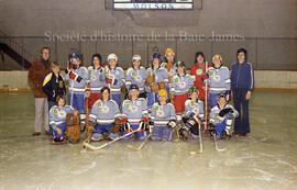 Groupe de personnes pour les Championnats provinciaux de Hockey mineur à Lebel-sur-Quévillon