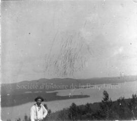 Un homme [guide Innu?] devant un paysage de la région du lac Chibougamau