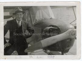 Fernand Adams devant l'avion de ravitaillement,