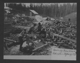 Sciage du bois à la mine Adnor en 1952.