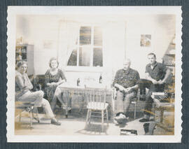 Dans la maison de la famille Bidgood à la mine Jaculet en 1960. De gauche à droite : Nina Bidgood...