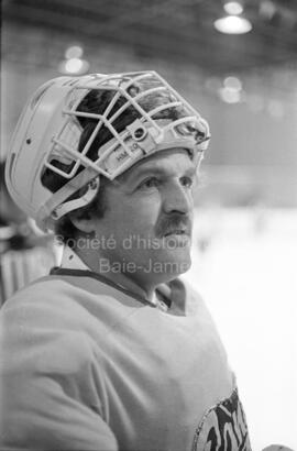 M. Jean-Guy Perron lors d’une partie de hockey