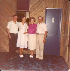 Lévis Beaudoin, Alfréda Beaudoin, Rolland Groulx et Claire Groulx au Chibougamau Inn.