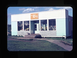 Visite à Baie du Poste, lac Mistassini, Magasin The Bay