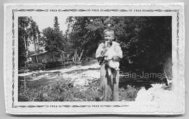 Chick Bidgood au Rainbow Lodge en 1952 vers  l’âge de 6 ans. Il transportait le bois de chauffage...