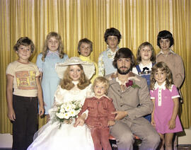 Ginette Dumont et Bernard Germain avec un groupe à leur mariage à Lebel-sur-Quévillon