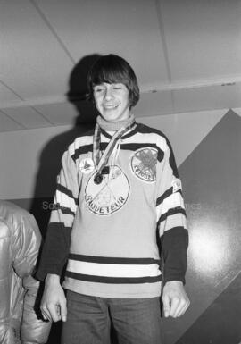 Un jeune garçon avec une médaille aux finales des Jeux de Québec à Chapais