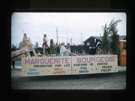 Parade de la St-Jean Baptiste dur la rue du Couvent. Char allégorique Marguerite Bourgeois