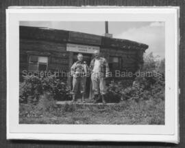 Ernest Oswald Douglas Campbell et Roy Robertson devant le bureau de Campbell Chibougamau Mines (a...