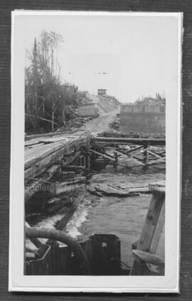 Construction du pont enjambant la rivière Ashuapmuchuan, 20 juillet 1948.