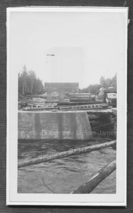Construction du pont enjambant la rivière Ashuapmuchuan, 20 juillet 1948.