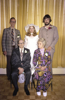 Ginette Dumont et Bernard Germain avec trois personnes à leur mariage à Lebel-sur-Quévillon