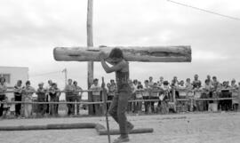 Un homme transportant une longue bûche lors du festival de bûcheron à Lebel-sur-Quévillon