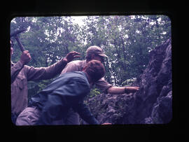 Terrain, lieu inconnu, visite d'un groupe de géologues, Gilles victime d'une mise en scène, Bernard