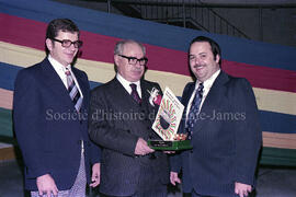 M. Poirier et deux hommes lors de son départ de Lebel-sur-Quévillon