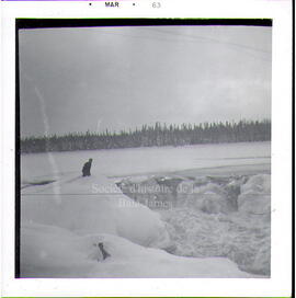 P203,S1,D1,P2 - Un homme [Robert Girard ?] pose près d’une rivière lors de la construction du che...