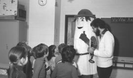 La mascotte,Jhaton, à l’école Boréale avec les élèves à Lebel-sur-Quévillon