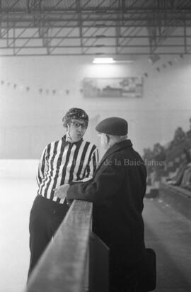 Arbitre parlant avec un homme lors d’un partie entre les Forestiers et le Domtar à Lebel-sur-Quév...