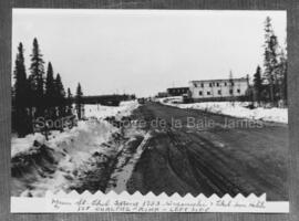 Ville de Chibougamau en 1953.  le premier Curling (à gauche) et les hôtels Waconichi et Chibougam...