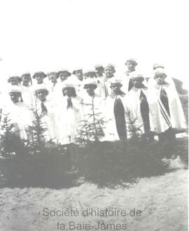 Jeunes habillés en croisés