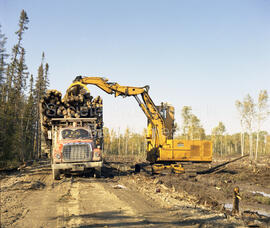 Machineries de Domtar en forêt à Lebel-sur-Quévillon