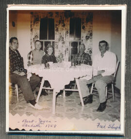 Bert et Joyce Oakley (2e et 3e) et Fred Slaugh (5e) à la mine Obalski, 1958.