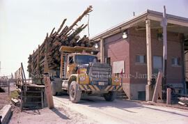 Camion de bois à l’extérieur de l’usine Domtar à Lebel-sur-Quévillon