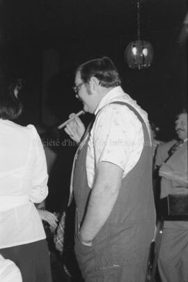 Un homme au banquet de clôture de la saison de la ligue Nordair