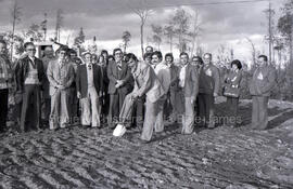 Groupe de personnes au début de la construction du chalet de ski à Lebel-sur-Quévillon.