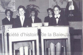 Groupe de femmes avec une religieuse