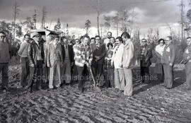 Groupe de personnes au début de la construction du chalet de ski à Lebel-sur-Quévillon.