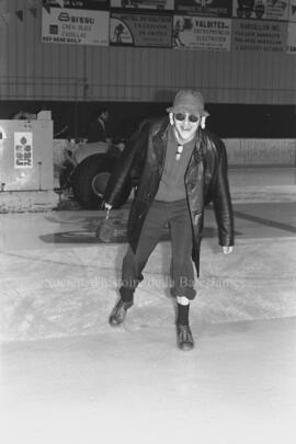 Un homme lors du championnat provincial de Hockey opposant Domtar et les Flames de Gagnonville.