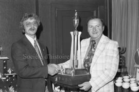 Deux hommes avec un trophée au banquet de clôture de la saison de la ligue Nordair