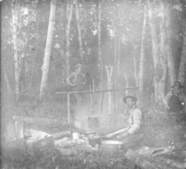 Hommes cuisinant en forêt