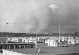 Avion et fumée au-dessus de la ville de Chibougamau.