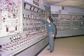 Travailleur à la salle de contrôle à l’intérieur de l’usine Domtar à Lebel-sur-Quévillon