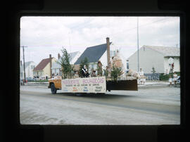 Parade de la St-Jean Baptiste sur la rue principale. Char allégorique Marguerite Bourgeois